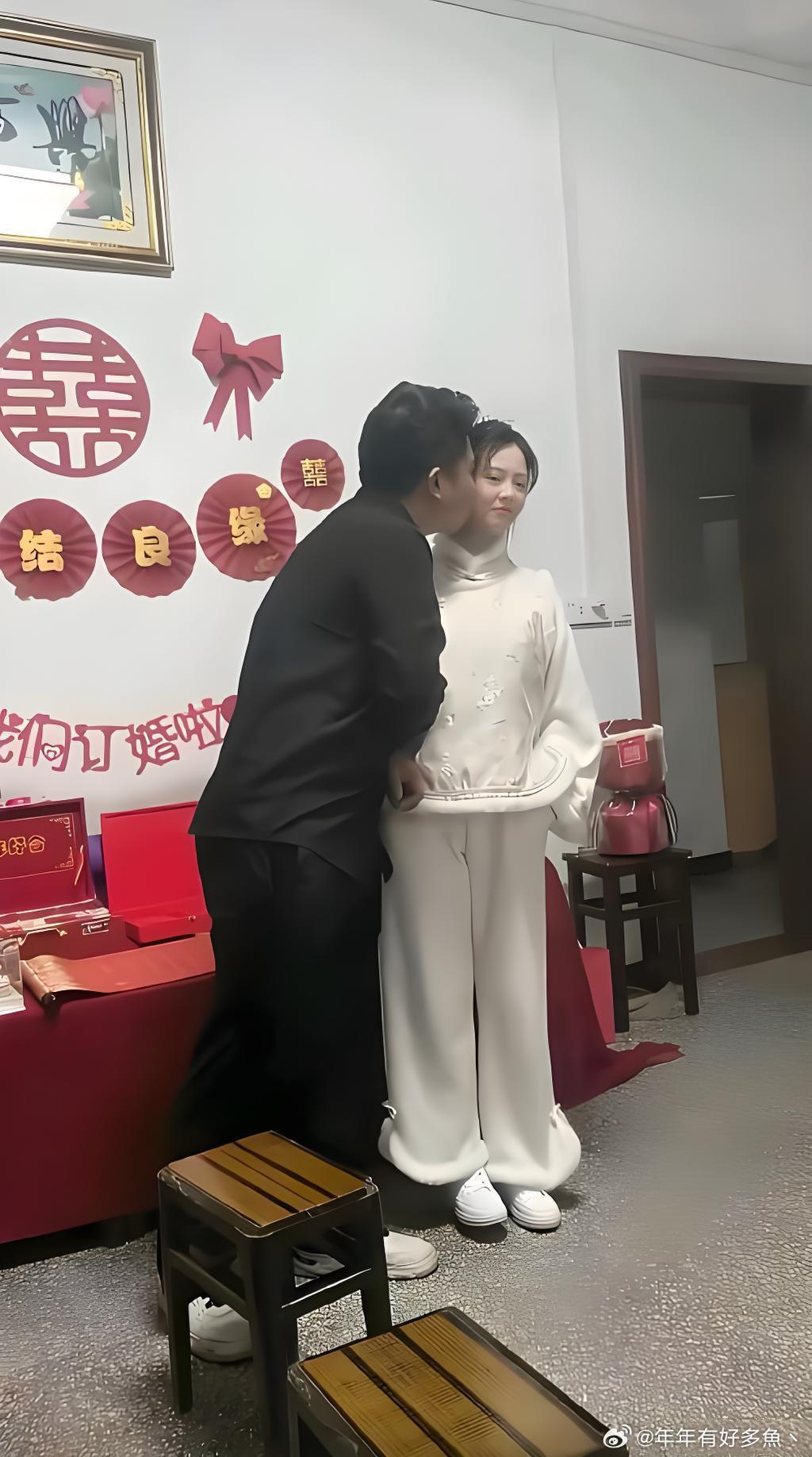 订婚现场，新娘是不是有点不高兴？