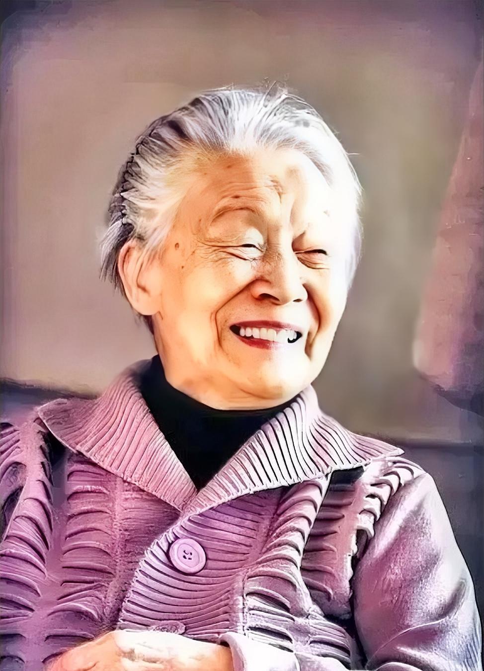 杨绛先生有段话：“做一个淡定的女子，笑看人情冷暖，不喧，不闹，不争，不吵，不慌，
