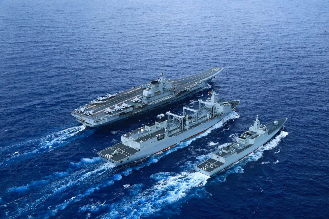 外网：东大在南海集结航母/两栖特混编队，14艘舰艇规模超“隔壁”7国军演！好家伙