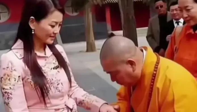 2008年，释永信亲吻李湘手的画面，让李湘很尴尬。李湘因何尴尬，她怎么也想不到