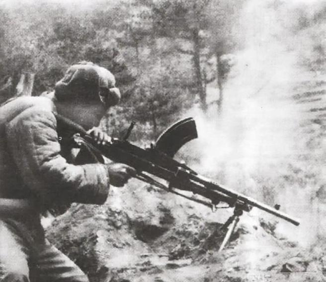 1951年，美军3挺机枪封死全连，23岁士兵裴景善徒手爬上80米悬崖，指导员以为