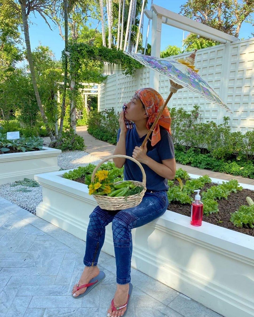 泰国小公主一身菜农打扮，油伞出卖了她只是在摆拍，毕竟哪个菜农会撑这么美丽的伞去干