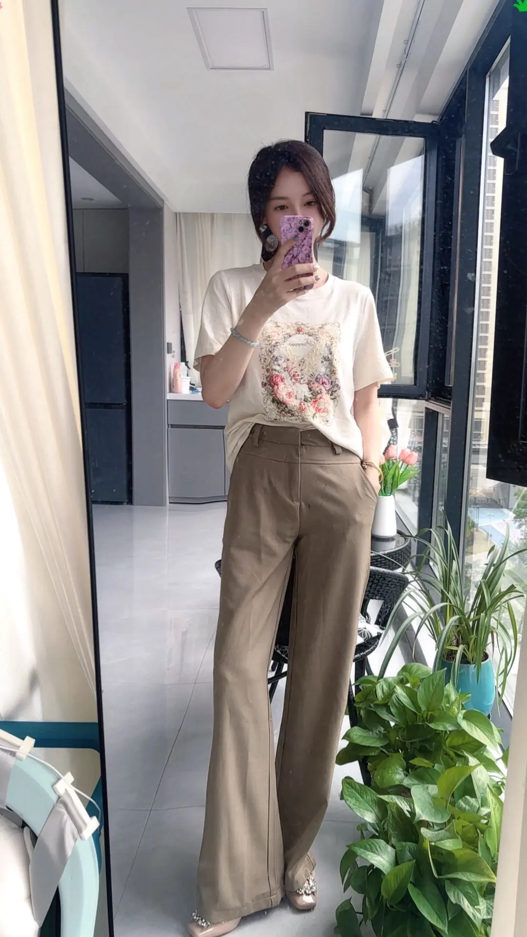 有些气质魅力是骨子里散发的，不需要靠服饰的漏来蹭托。