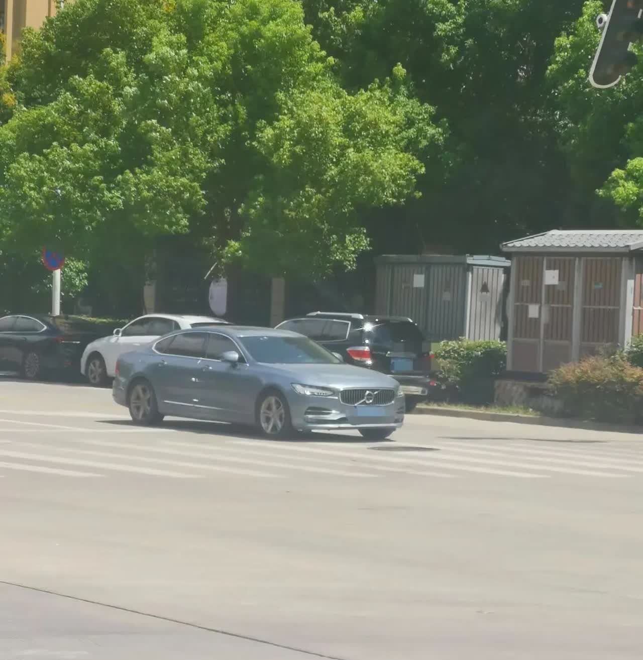 今天中午在路上看到一辆沃尔沃，感觉气场十足啊。沃尔沃一直以安全低调著称，买这个车