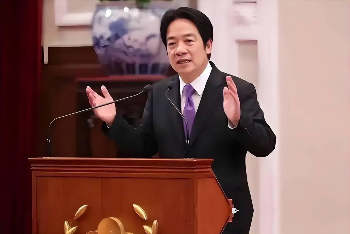 桃园机场到达大厅，刚落地的洪申翰一露面，就被等候多时的长枪短炮围了个水泄不通。去