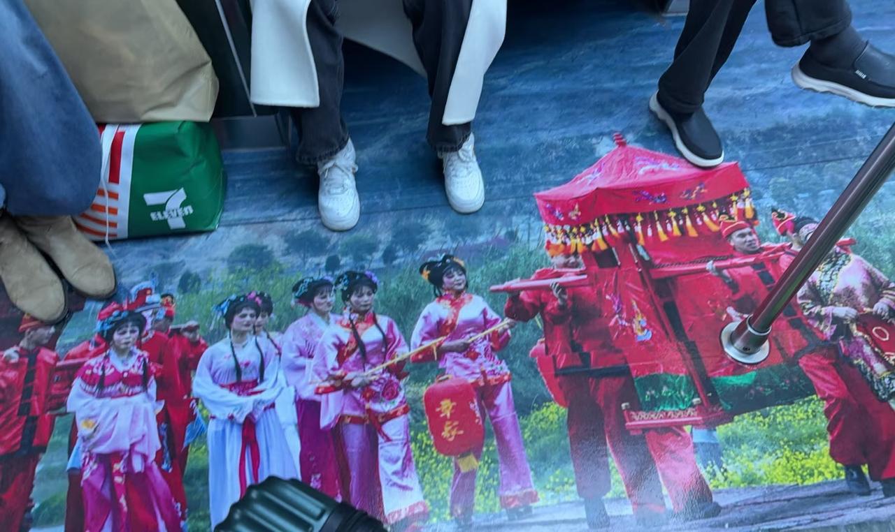 宁波地铁4号线这回可闹笑话了！本来想宣传咱们宁波老底子的“十里红妆”婚俗，多好的