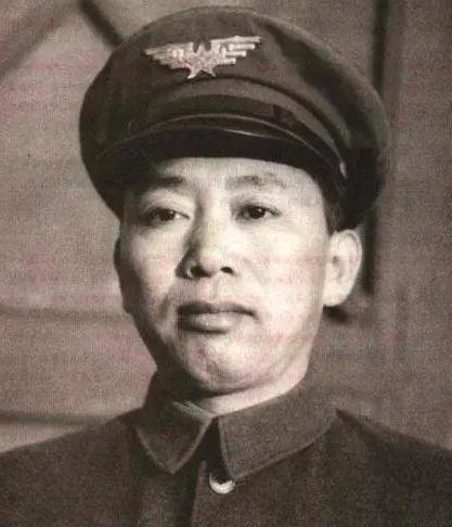 1942年，苏联，一个中国军人从战友嘴里听到一个消息——延安的妻子跟别人结婚了。