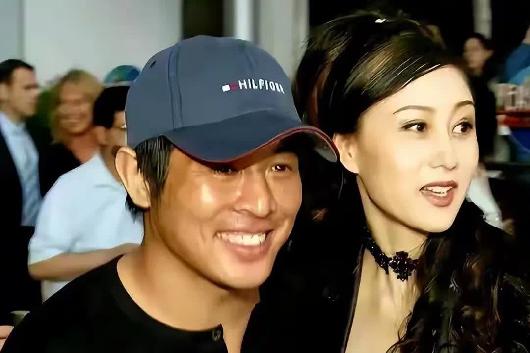 武打明星李连杰，生病住院睡不着。前妻女儿不围观，现任妻女不沾边。