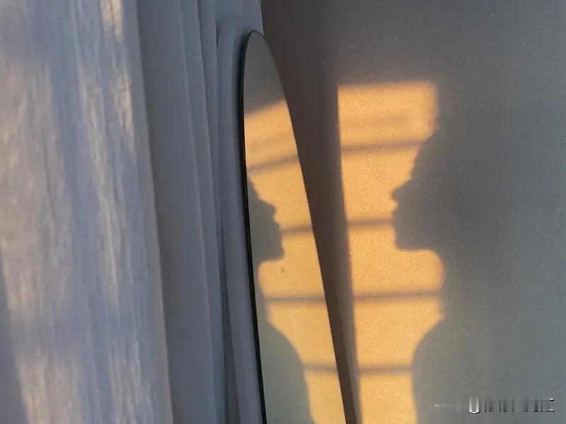 过得好的女人都藏着不少智慧。首先是做事有“分寸感”。她们待人柔软，对亲友体谅付