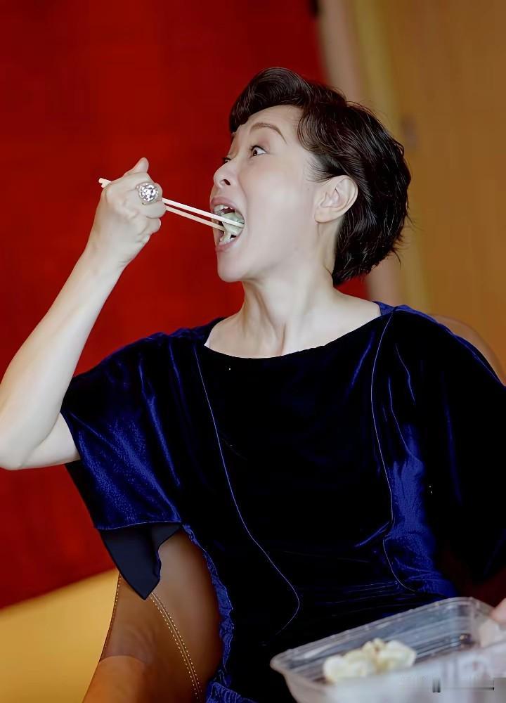 仨饺子坐穿飞天奖！吴越没拿视后，一句话把脸面挣回来了说实在的，飞天奖那晚吴越胃
