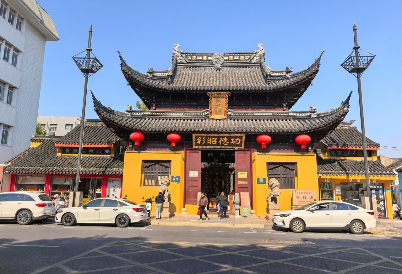 苏州之行第十四站苏州城隍庙：碑刻里的古城年轮与城隍溯源。秋日的苏州巷陌浸着桂香