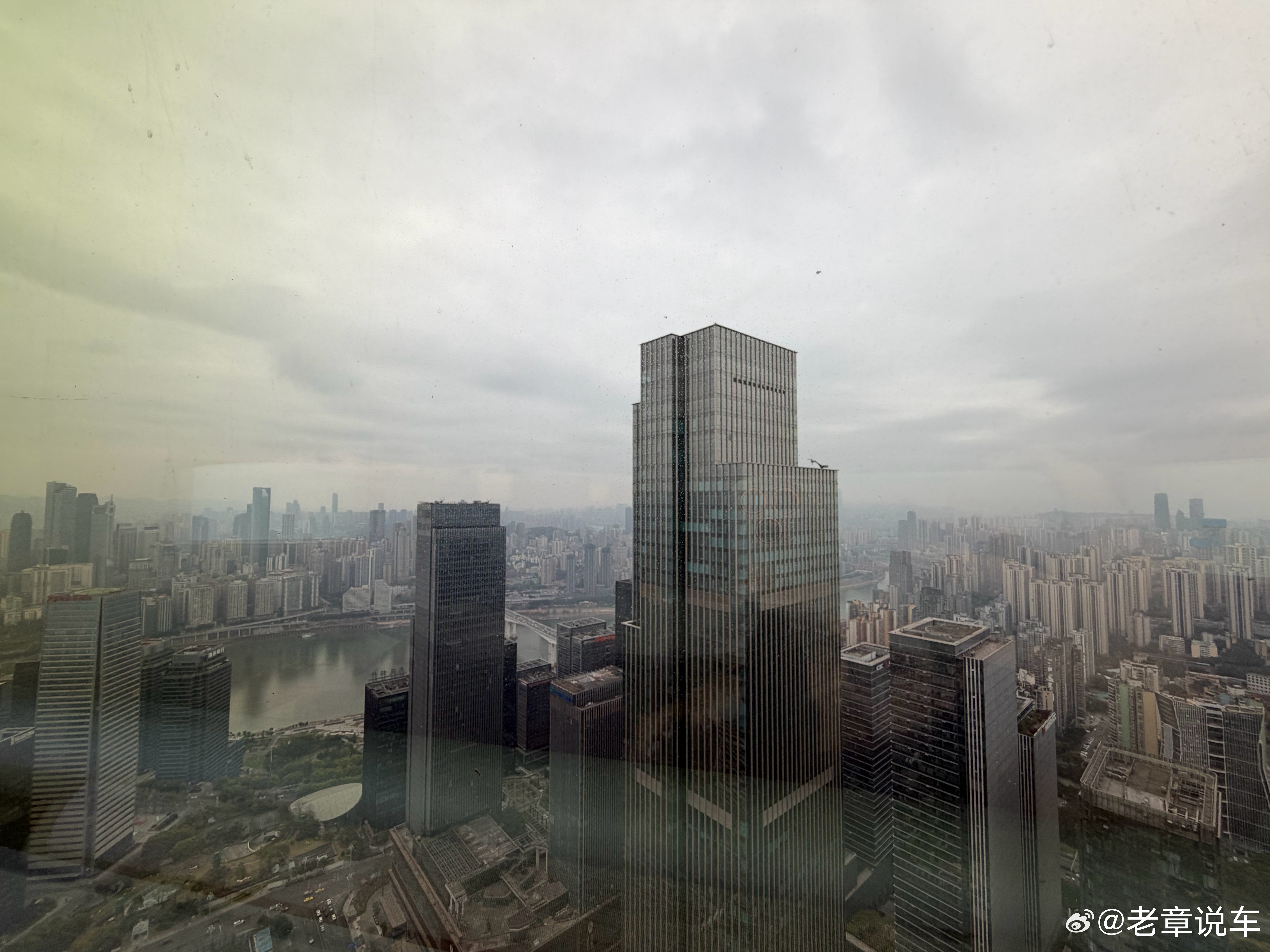 印象当中，没看到过重庆的晴天！每次出差都是雨雾蒙蒙！