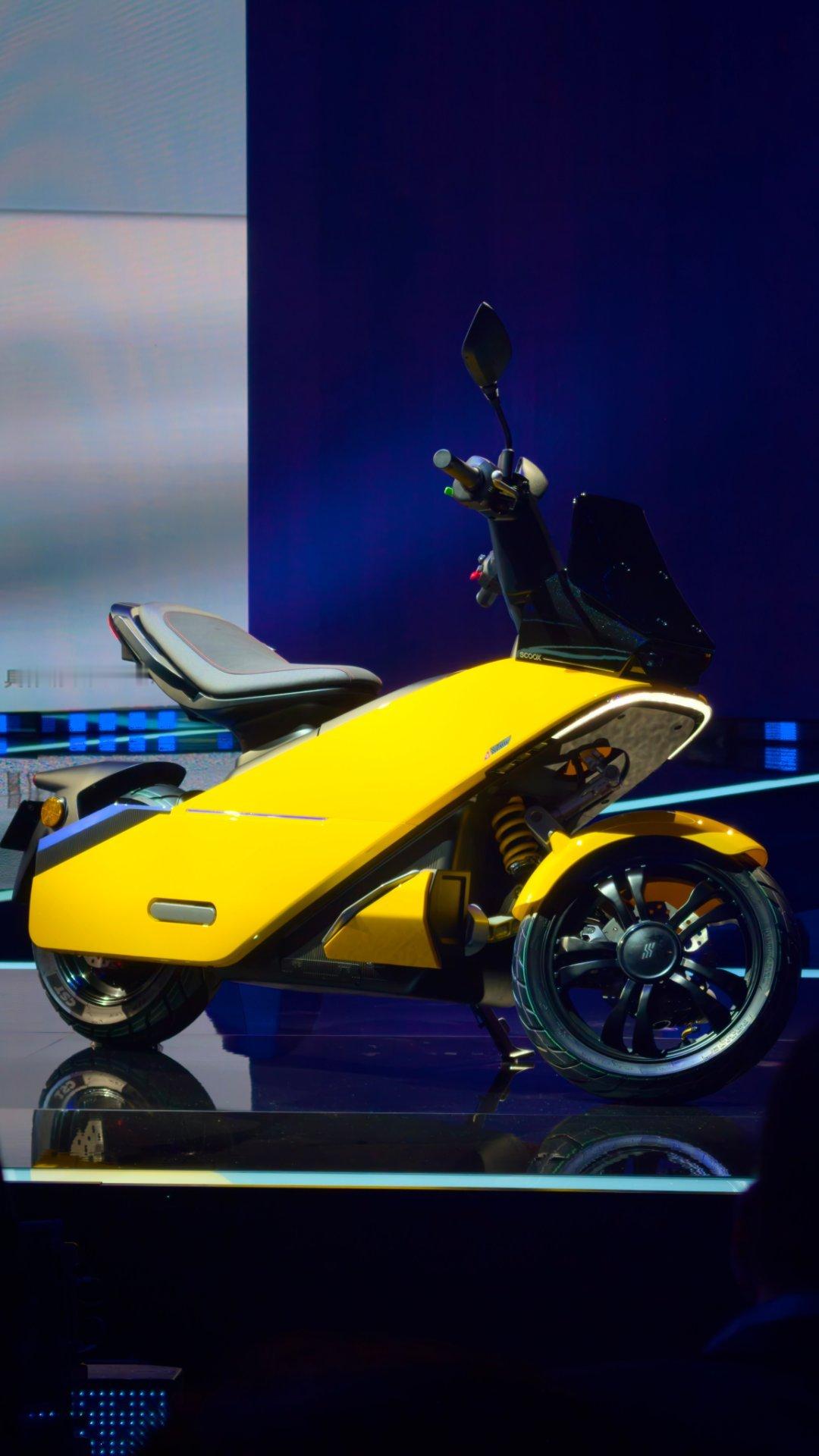 零际首款电摩X7，这个设计恰到好处，不会太超前，又可以量产。有两种驾驶姿势，一