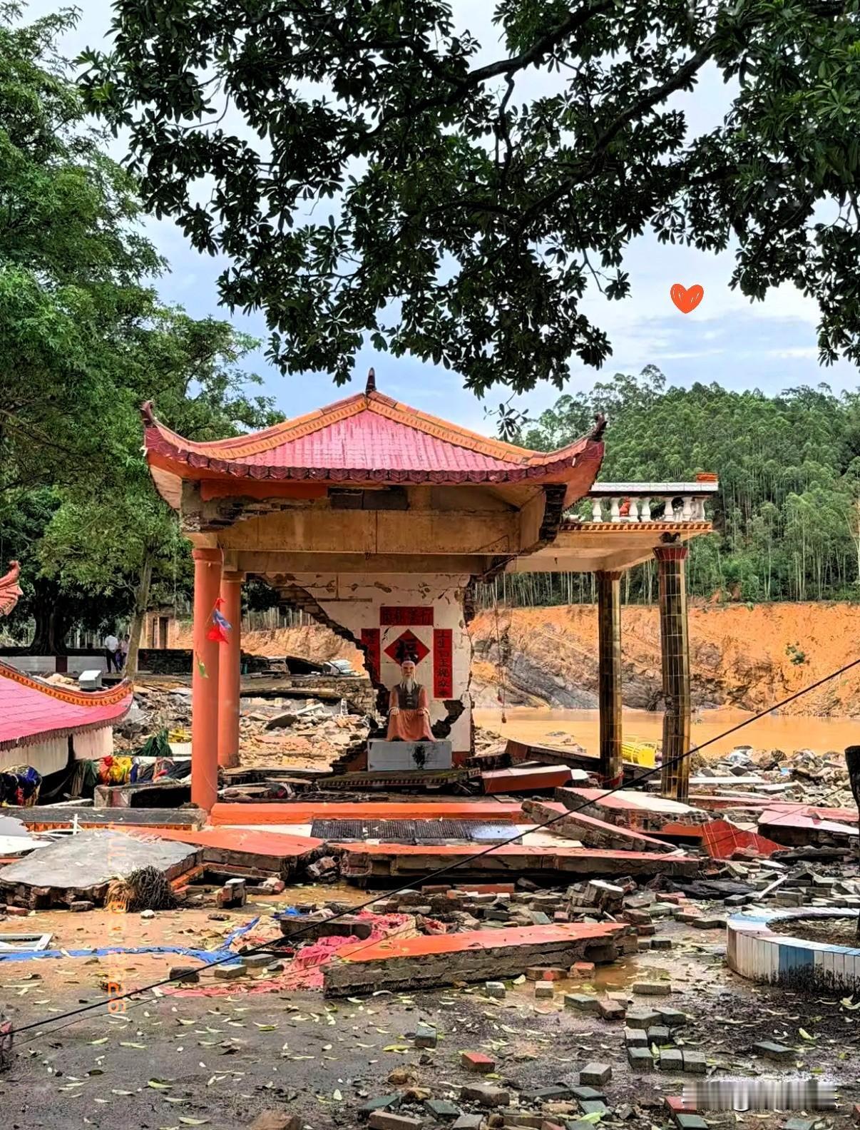 被洪水冲垮的土地庙，土地公端坐破庙中。广西南宁横州一座乡间土地庙被大水冲击损