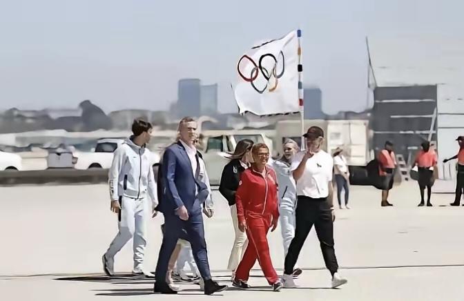 快看，FIFA的骚操作，昨天打开国际足联官网的中国球迷，翻遍右上角的语言下拉菜单