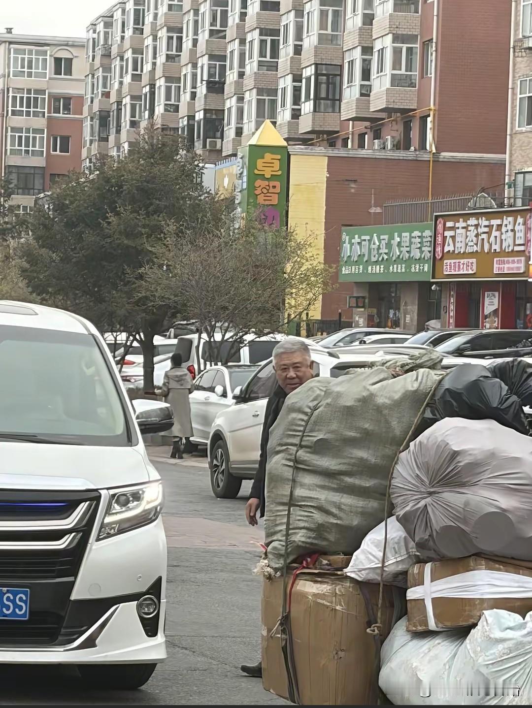 老戏骨程煜真的让人感动。近日，69岁的老演员程煜在家乡哈尔滨驾驶自己的小轿车