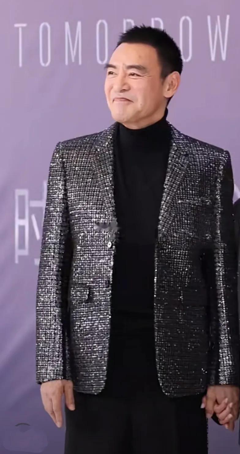 72岁的钟镇涛牵着爱妻范姜一起走红毯，俩人同框看着真舒服！钟镇涛还是那么帅气有型