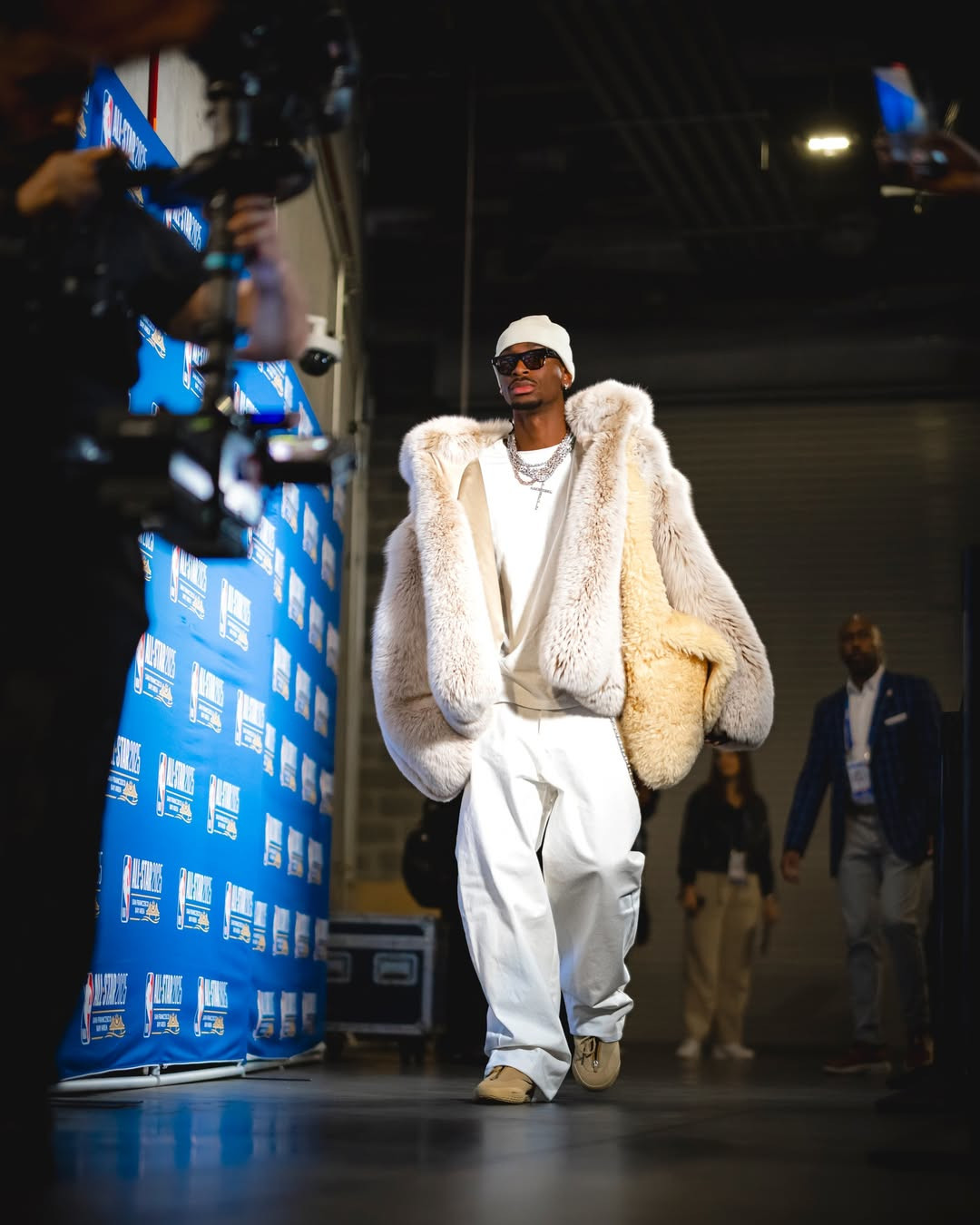 央妈不会找王一博赔地板吧亚历山大这套造型，穿出了中东土豪在北极的感觉