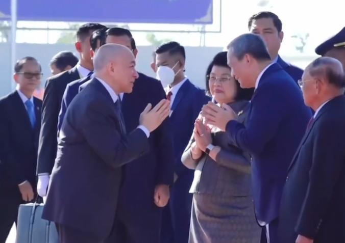 12月1日，西哈莫尼国王出发去巴黎访问！从曝光的画面我们可以看出，当天是西哈莫