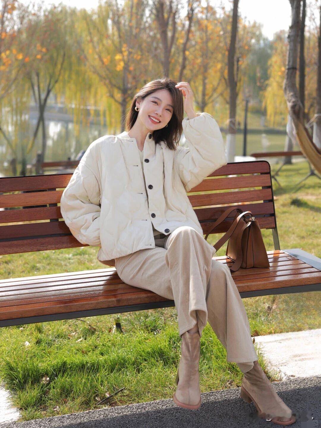 深秋公园拍照灵感：7个自然动作，温柔又随性，拍出氛围大片！[比心][比心][比心