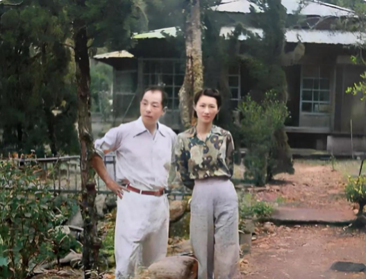 张学良不咋帅，赵四小姐也并不漂亮！这就是两人真实的面貌，这照片太真实了，看看当年