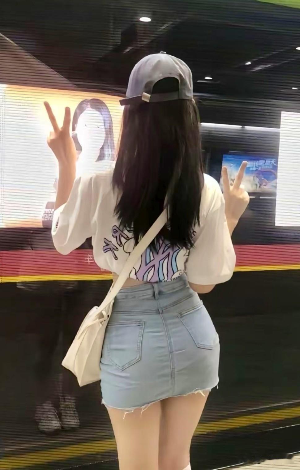 鸭舌帽配牛仔短裙，古灵精怪的女孩