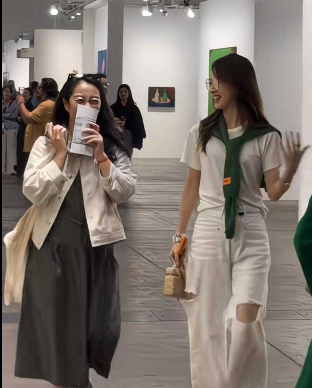 这才是线下真实状态的章泽天，出门逛展依然满满的青春气息，让人根本想不到居然早就是