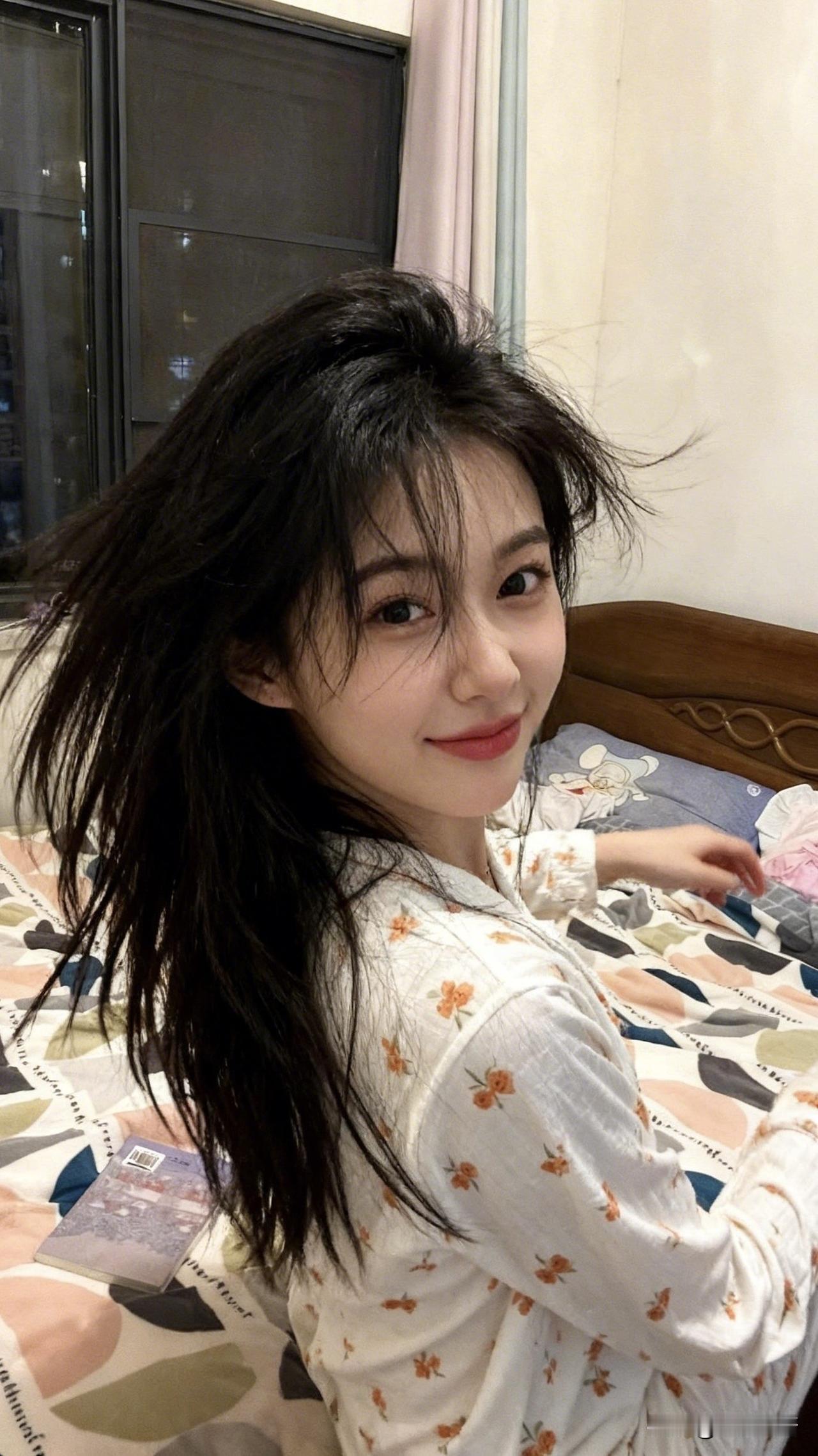 ：这大冷的天，天都没亮就要起床了，除了牛马，起那么早的都还有谁呢？岁月匆匆，从不