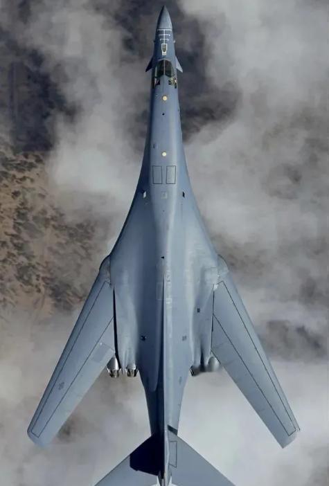 1987年,一架美军B-1B轰炸机，正掠过湖面急速飞行，突然“嘭”一声巨响，飞机