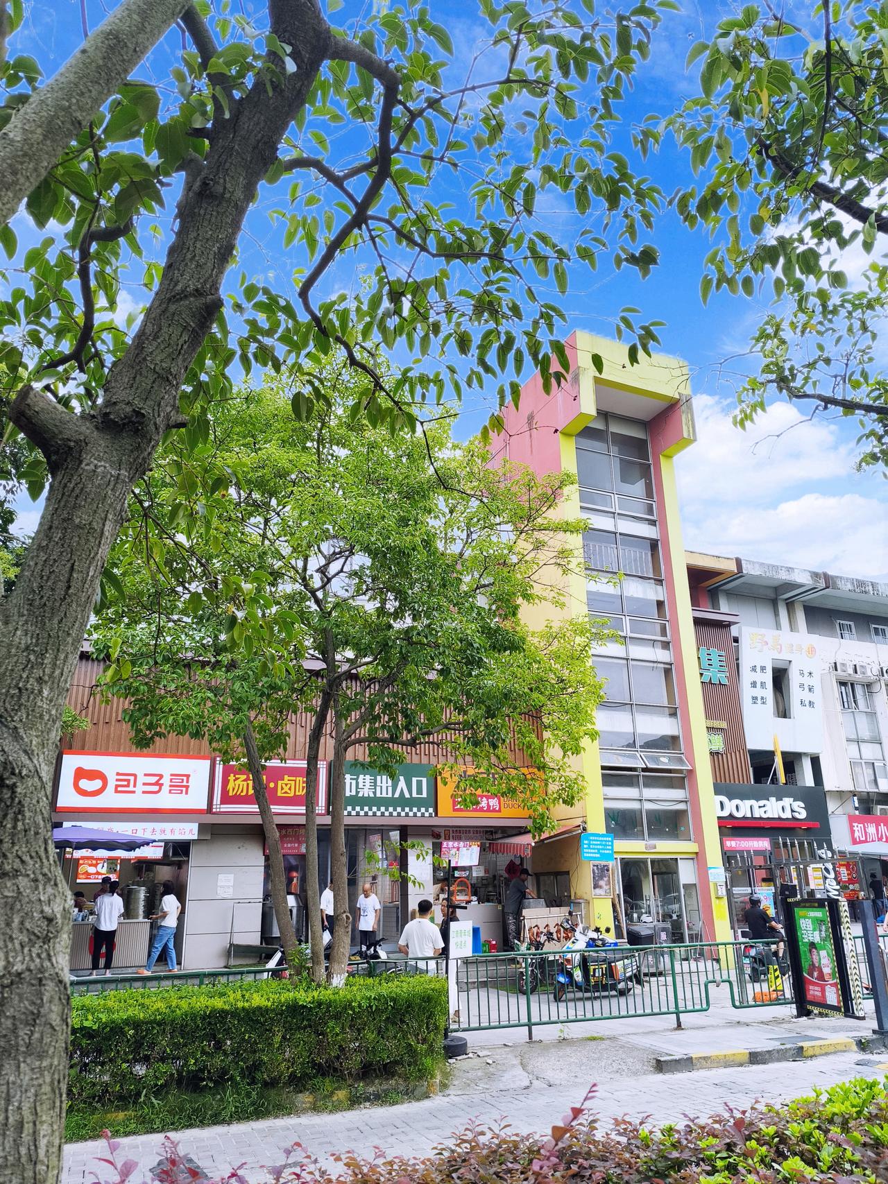 南京这天气，真跟调皮孩子似的，早上凉快得我都以为夏天偷偷跑了，谁知道“红霞”台风