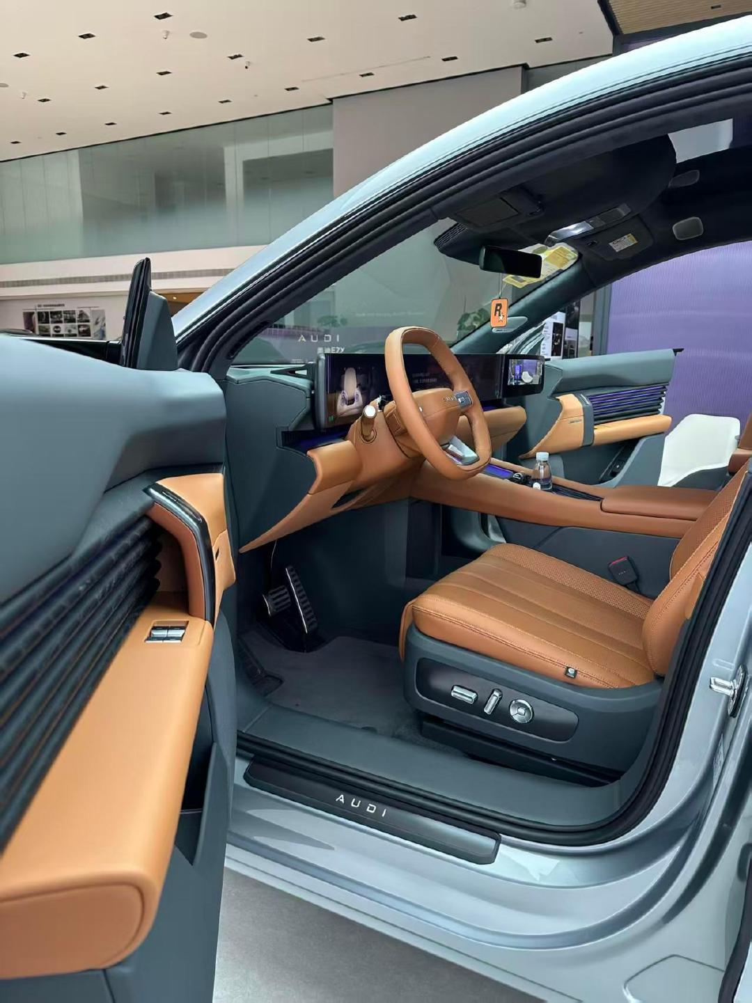 上汽奥迪智慧性能旗舰SUV，900V高压超充平台，CLTC续航705公里，全系双向14°后轮转向+空