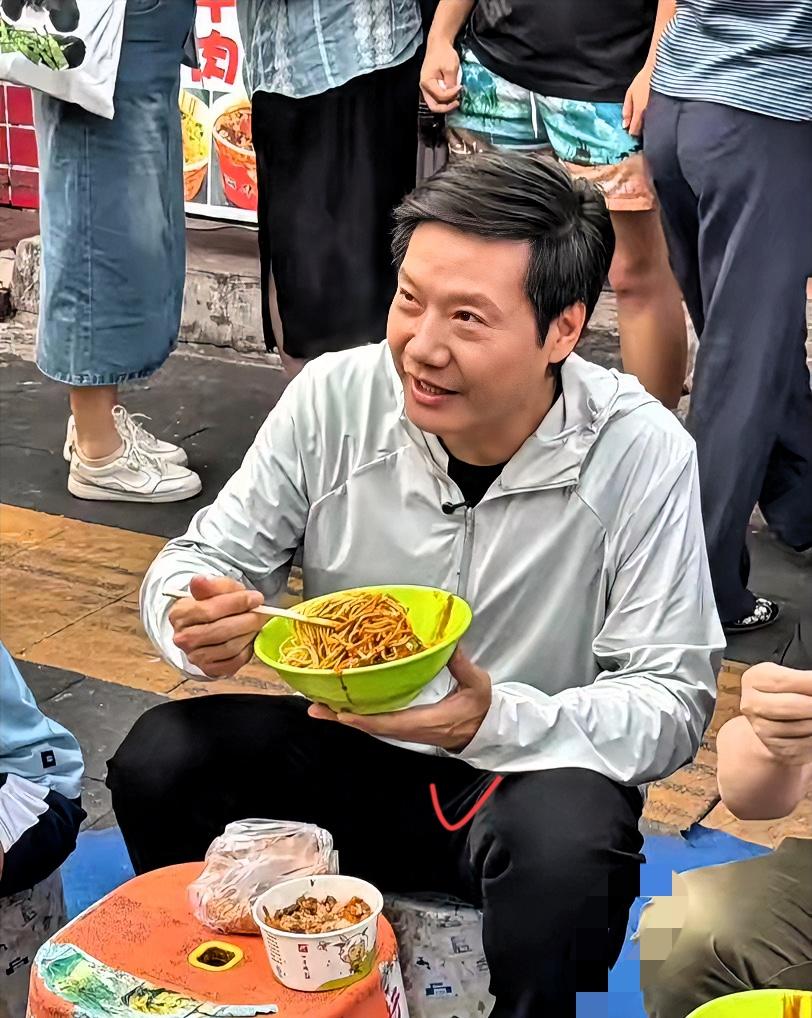 大家发现了吗?​雷军越来越不对劲了。​明明他都已经57岁了，却变得越来越接地