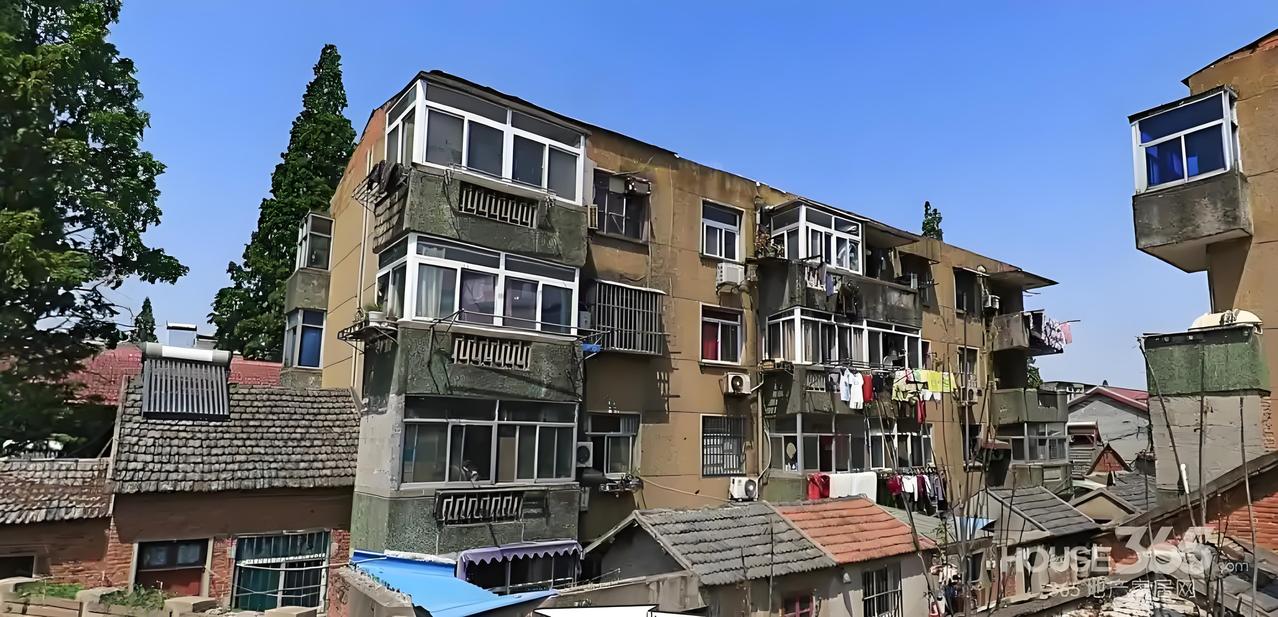 黄石工人村的村民那可都是国家发展的大功臣。以前，他们在各自岗位上挥洒汗水，为国家