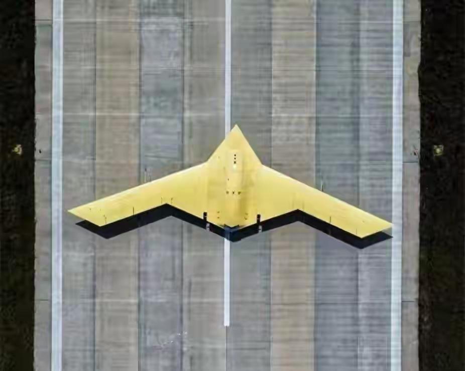 鹰酱：兔子，你家彩虹系列无人机，咋瞅着和我B2有点像？是不是模仿我玩的？兔子：