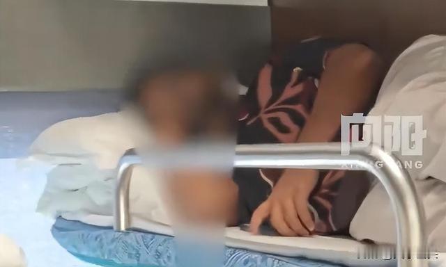 2025年10月29日,一名女子在乘坐由广西开往上海的列车时,短暂离开卧铺去卫生