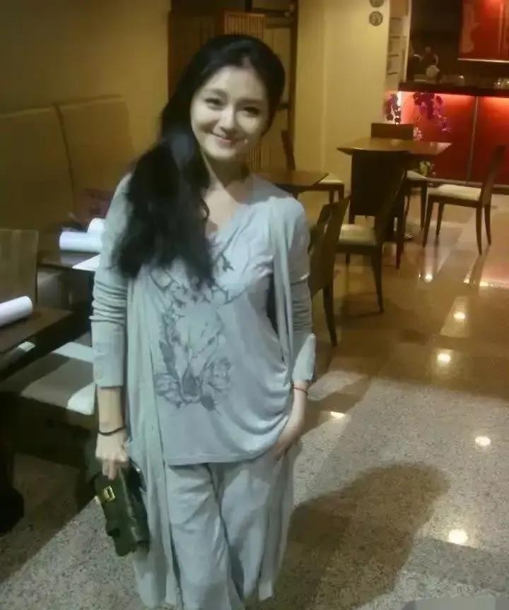 马筱梅在直播里一句“兰姐对我特别好”直接把张兰从恶婆婆名单里拎出来。4月3号晚