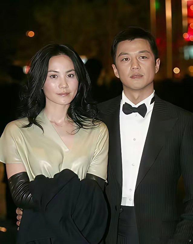 很多人都只记得王菲和李亚鹏离婚时的微博，夸赞她干脆利落，很洒脱。但很少注意到李亚