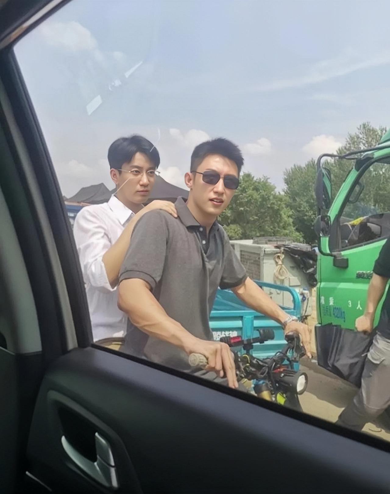 黄景瑜的旧照，路人视角下，黄景瑜戴着墨镜，骑着电车的画面。黄景瑜是身高187