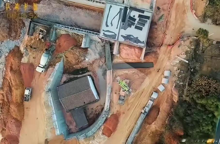 江西金溪县，钉子户家改造的俯瞰图。现在成了网红打卡地，出入口就一条管道。不懂就问