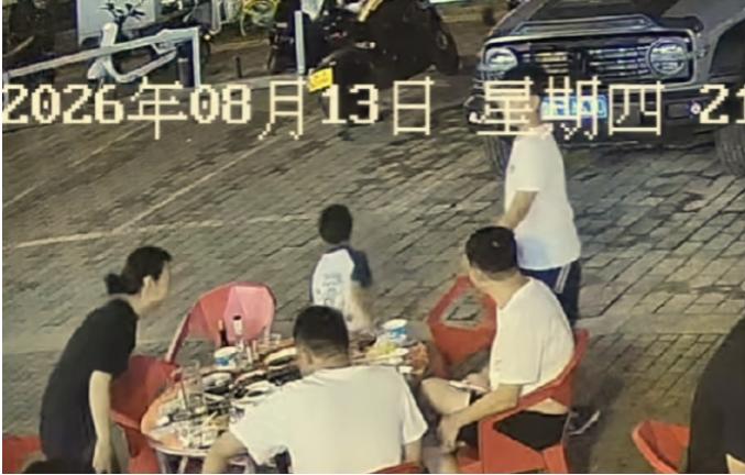 伤害性不高侮辱性极强！陕西西安，一家五口到饭店门口吃饭，几人吃完也不买单，先后离