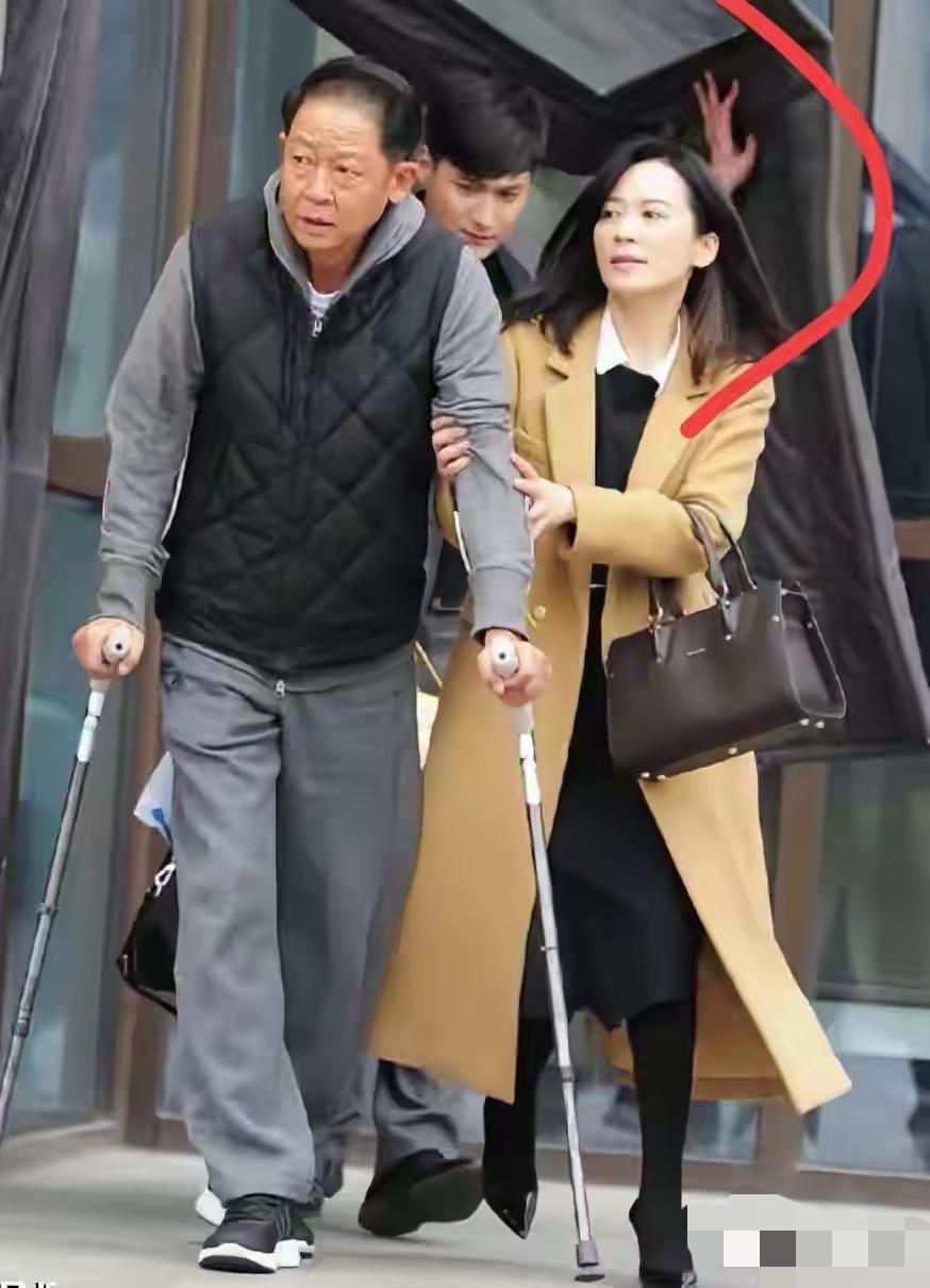 旁边这个美女看着好眼熟，就是叫不出名字来