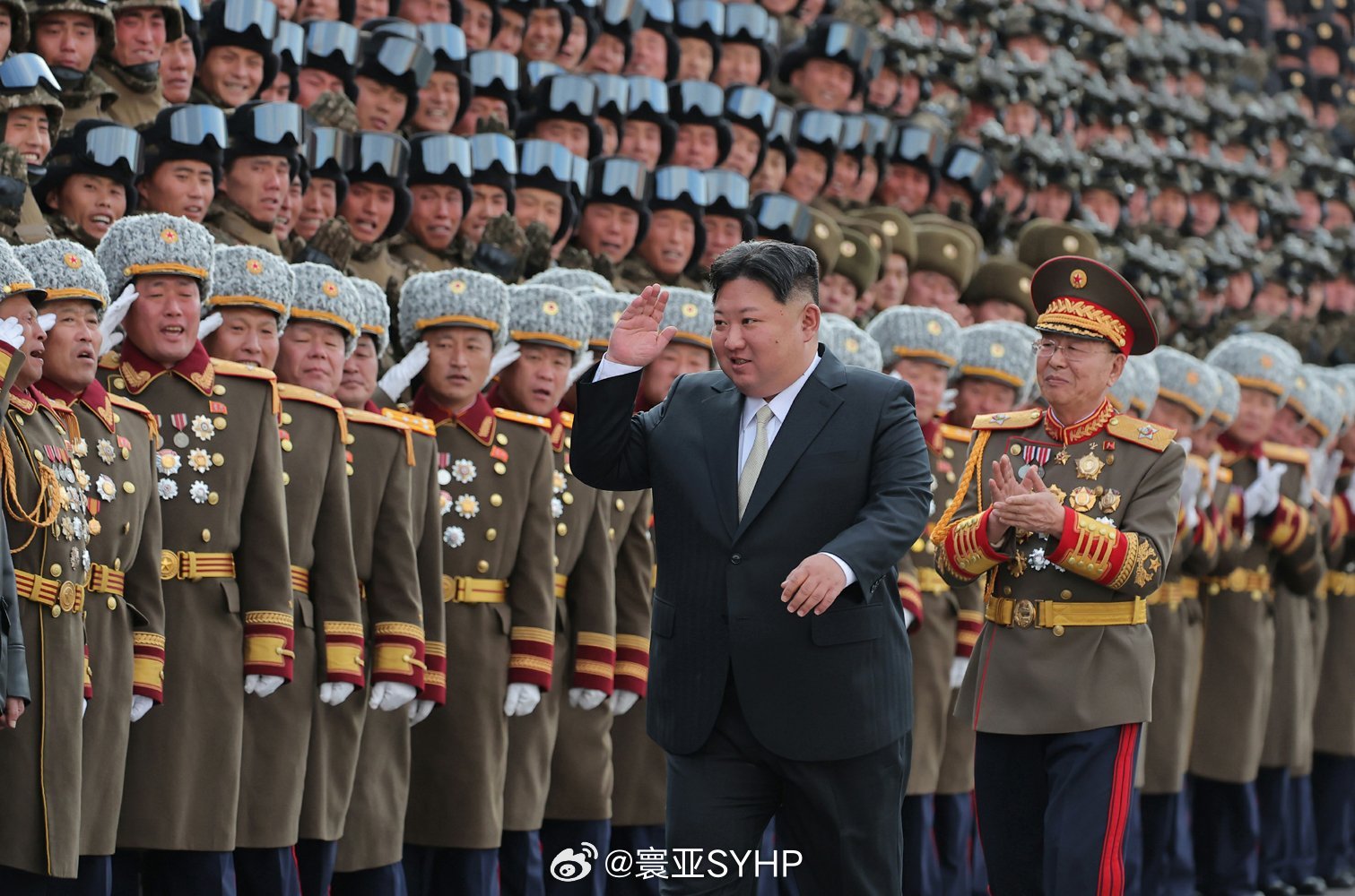 朝鲜举行阅兵金正恩会见参加阅兵的官兵