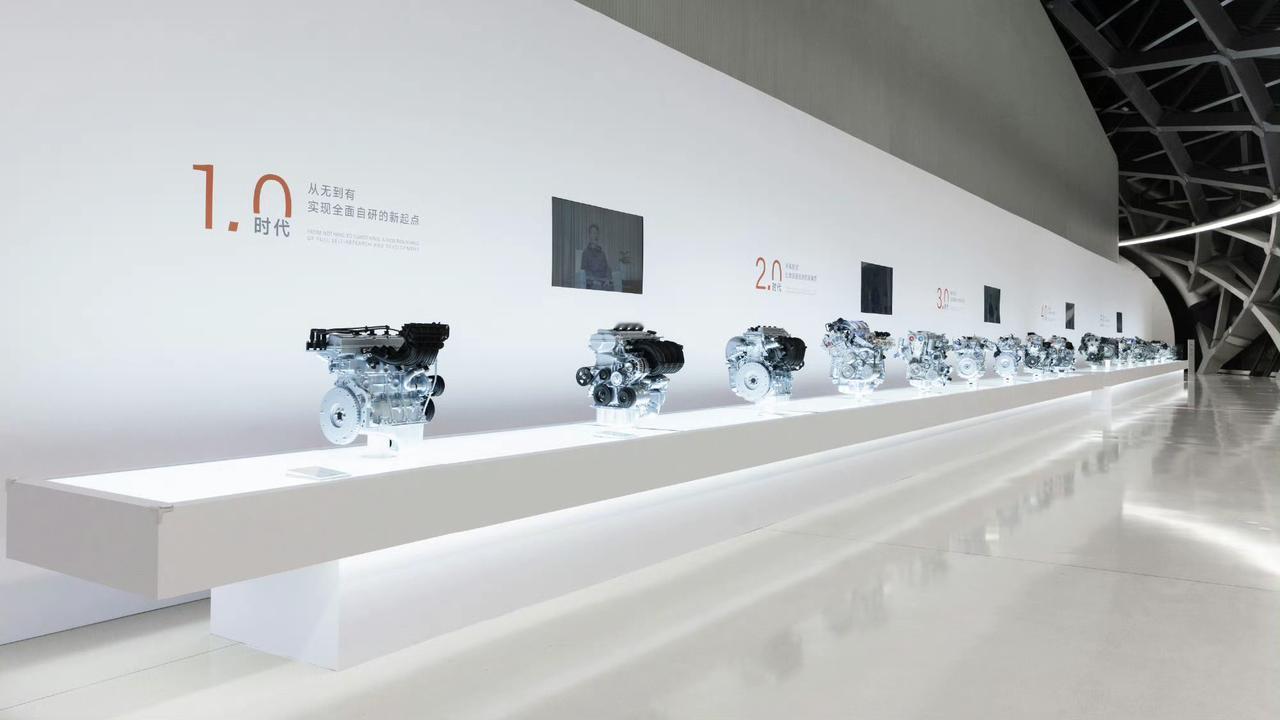 搭载吉利i-HEV混动技术的车型，百公里油耗能干到2.22L，作为一个强混，这个