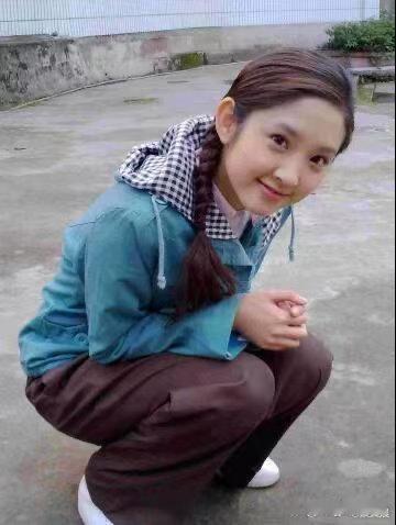 回看早年的唐艺昕，笑容清甜灵动，满满的少女感。