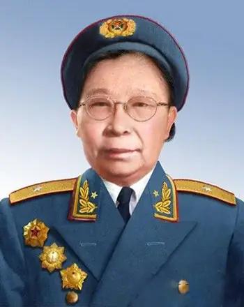 1955年9月27日下午，中南海怀仁堂，新中国第一次授衔仪式。台上站着1038位