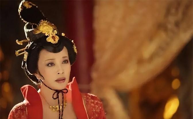 694年，沈南璆刚下龙床，武则天就责骂道：“没用的男人！”她立即喊人接薛怀义进宫
