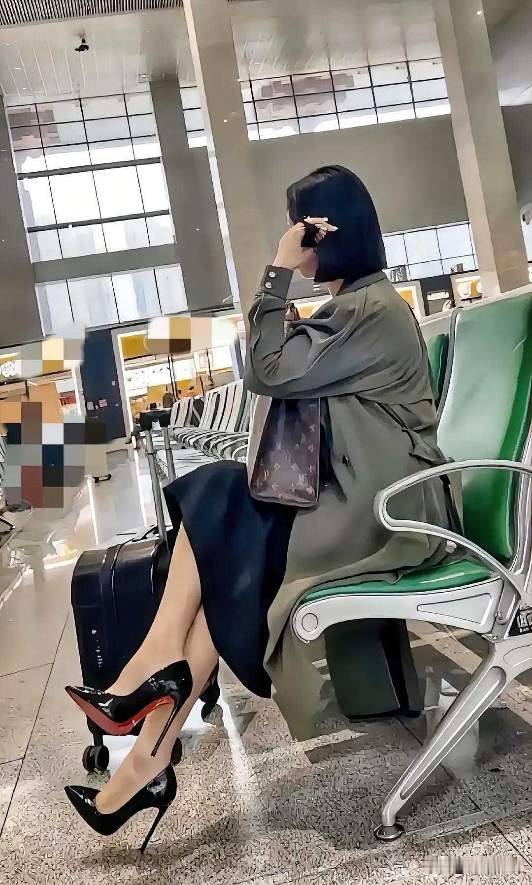 惊呆我了！现在居然还有人穿这么高的高跟鞋！