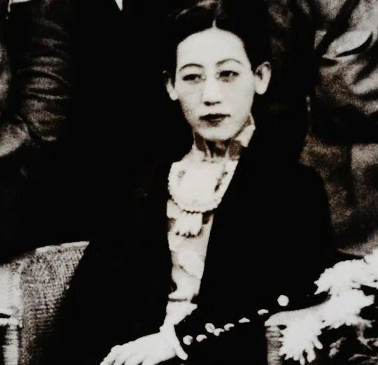 1945年，川岛芳子落入军统手里，可军统手段用尽，她就是没反应。这时，戴笠拿着尺