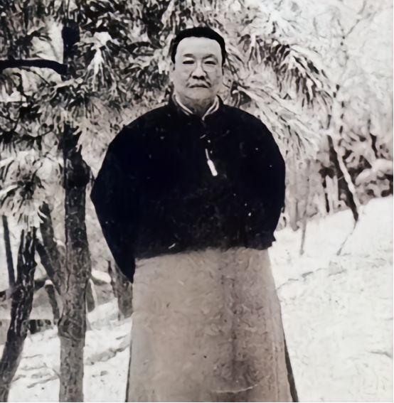1879年，浙江巡抚谭钟麟午睡之后，路过通房丫头卧室时与之发生关系，而就是这一次