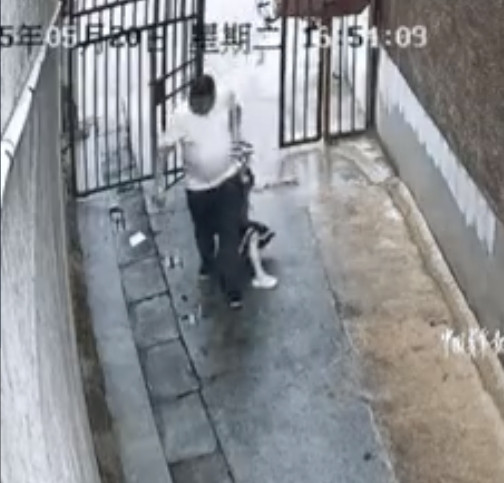 一个小女孩，被一个陌生男子拖拽拉进小巷，这画面怎么看怎么让人不寒而栗，更让人联想
